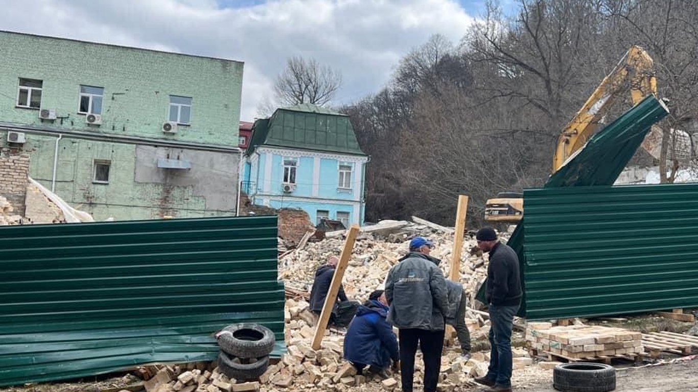 На Подоле в Киеве незаконно сносят историческое здание.