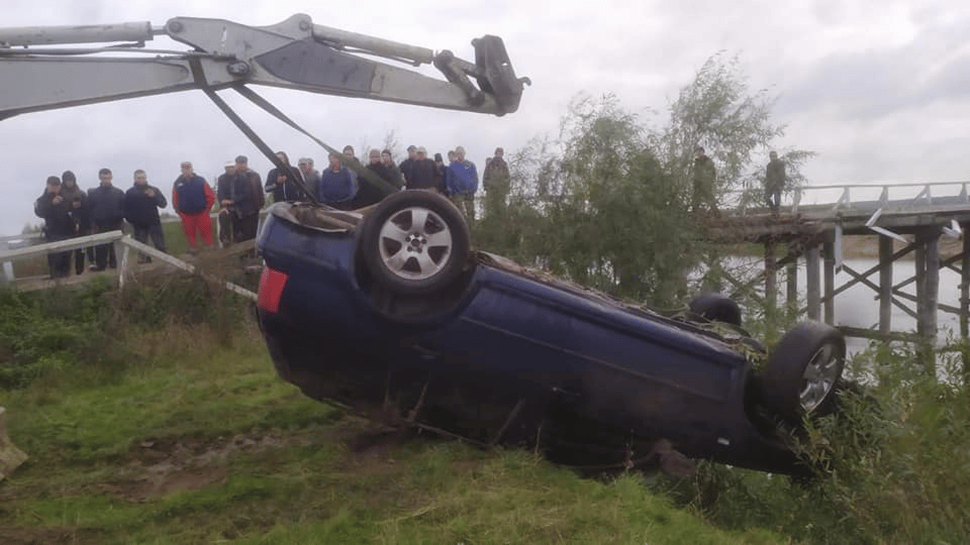 На Рівненщині автомобіль впав в річку - водій загинув