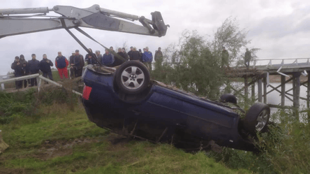 На Рівненщині автомобіль злетів з мосту в річку: водій загинув - 285x160