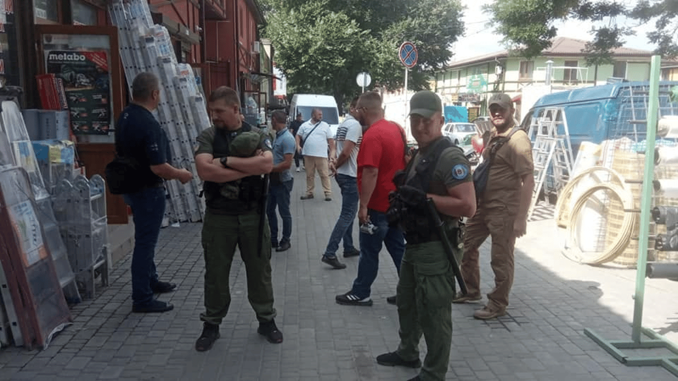 В Одессе на Староконный рынок пришли муниципалы из-за стихийной торговли животными