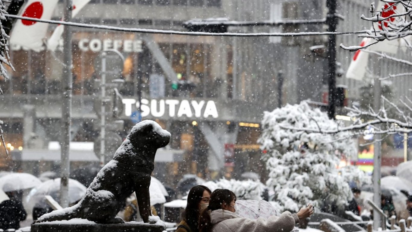 На Токио обрушился сильный снегопад, которого не было 4 года