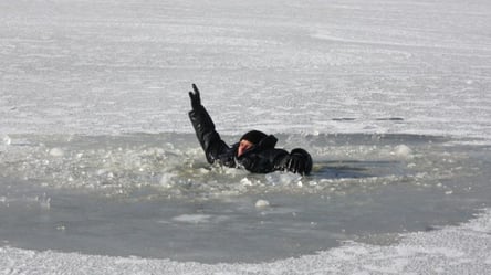 На Волыни 13-летний школьник провалился под лед, а его друзья никому не рассказали о трагедии - 285x160