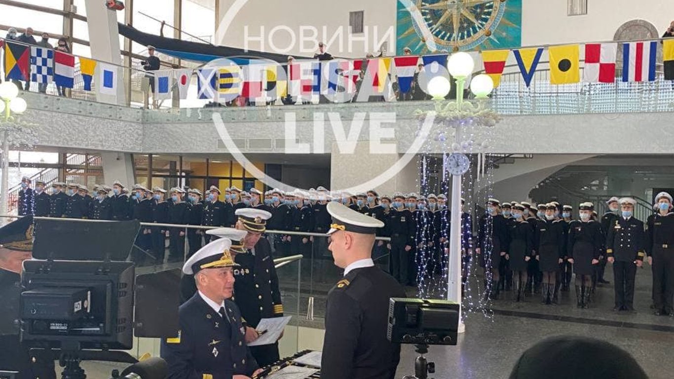 В Одессе во время церемонии выпуска Института ВМС двум девушкам сделали предложение