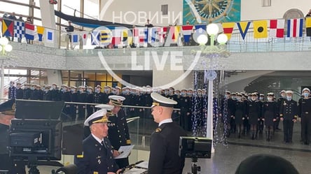 В Одессе на церемонии выпуска курсантов ВМС двум девушкам сделали предложение. Видео - 285x160