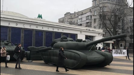 Киевляне высмеяли надувные танки возле метро "Арсенальная - 285x160