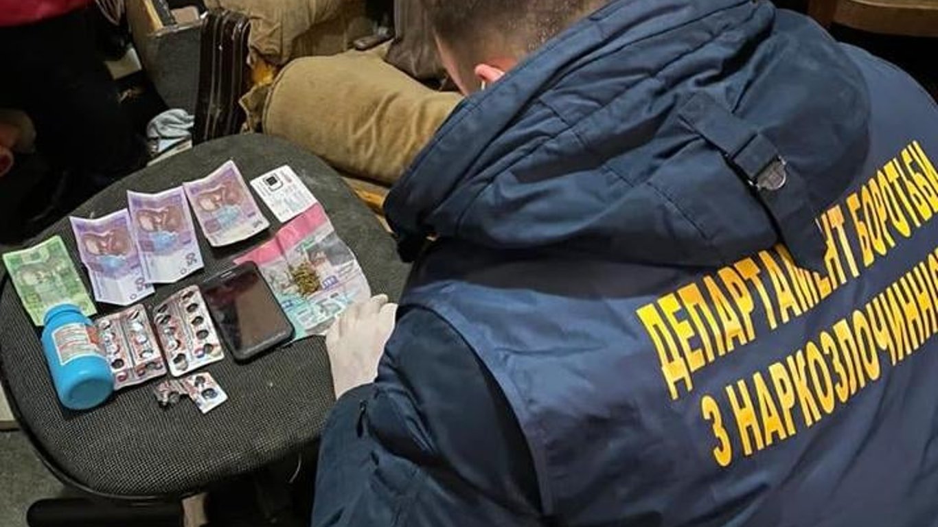 У Львові виявили наркопритон у квартирі - фото