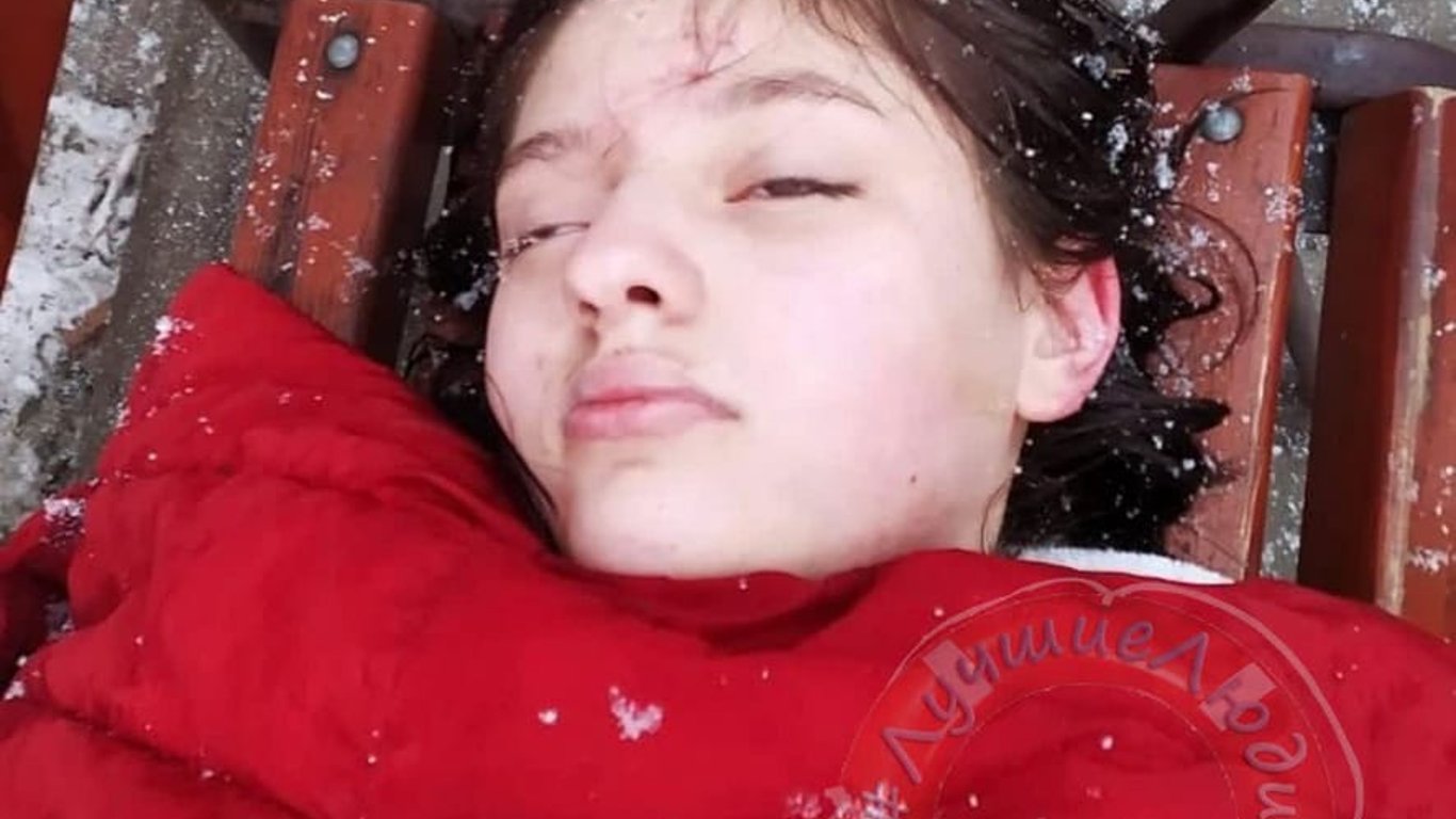 В Одессе просят опознать девушку, которую нашли на улице без сознания