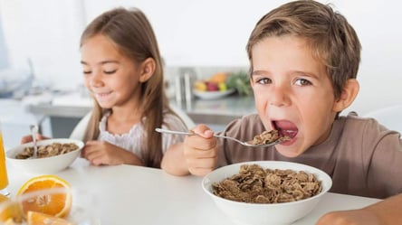 Названо три шкідливі продукти, які регулярно їдять діти - 285x160