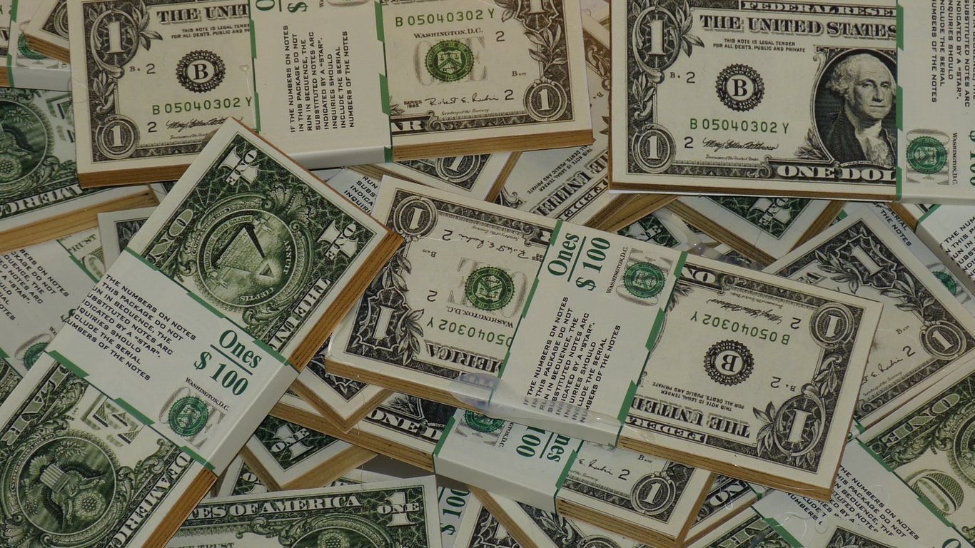 НБУ дозволив банкам продавати іноземну валюту в готівці: деталі