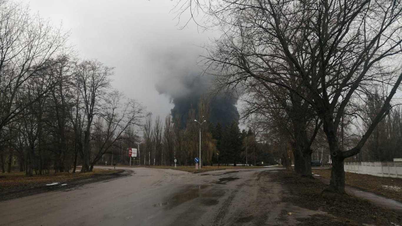 В Чернигове оккупанты обстреляли нефтебазу - горит шесть резервуаров - видео