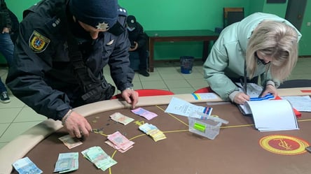 Карты, деньги, фишки: в Одесской области разоблачили казино в помещении бывшего завода. Фото - 285x160