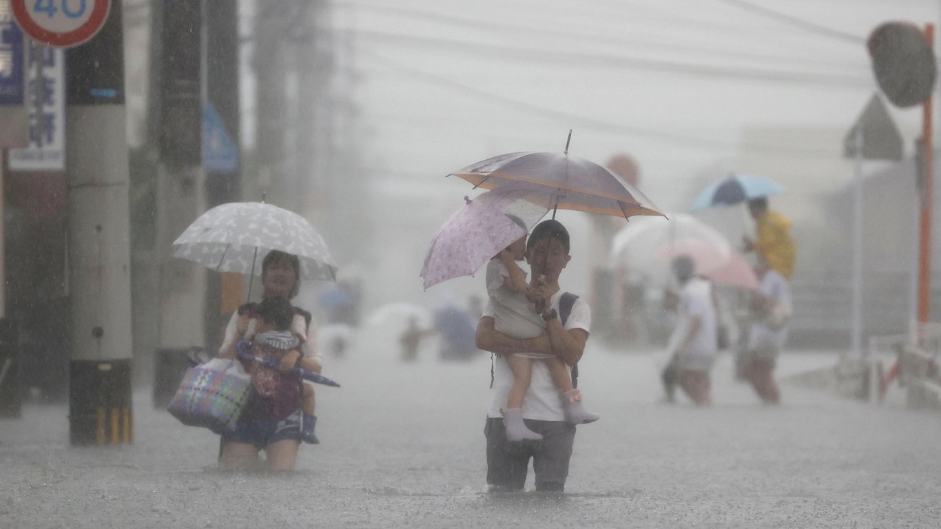 Зливи та зсуви у Японії - є жертви