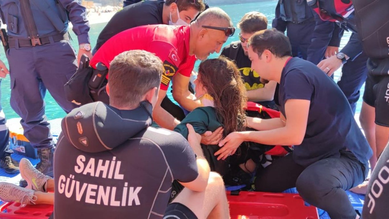 У Туреччині парашутистка з України зірвалася в море