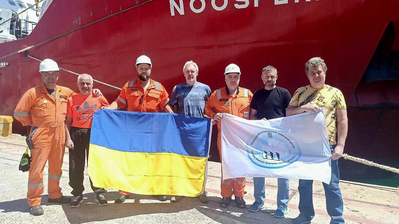 Украинский ледокол отправился в новую экспедицию в Антарктиду