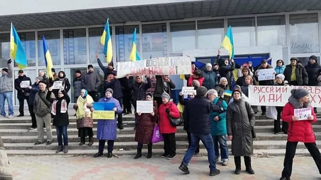 Новая Каховка - жители города вышли на митинг против российских оккупантов