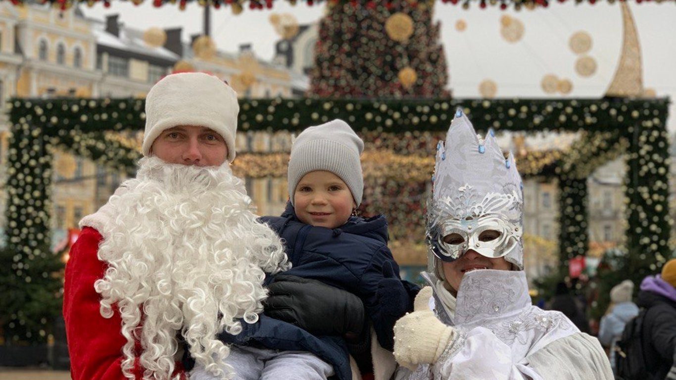 Елка в Киеве: Дед Мороз берет деньги за фото с детьми
