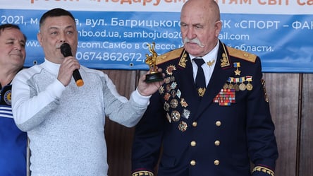 Рвет цепи и гнет подковы: в Одессе наградили почетным знаком 75-летнего силача - 285x160