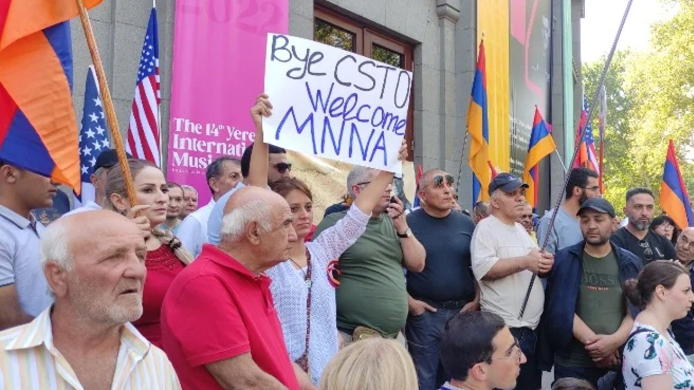 В Ереване собрался митинг с требованием выхода из ОДКБ