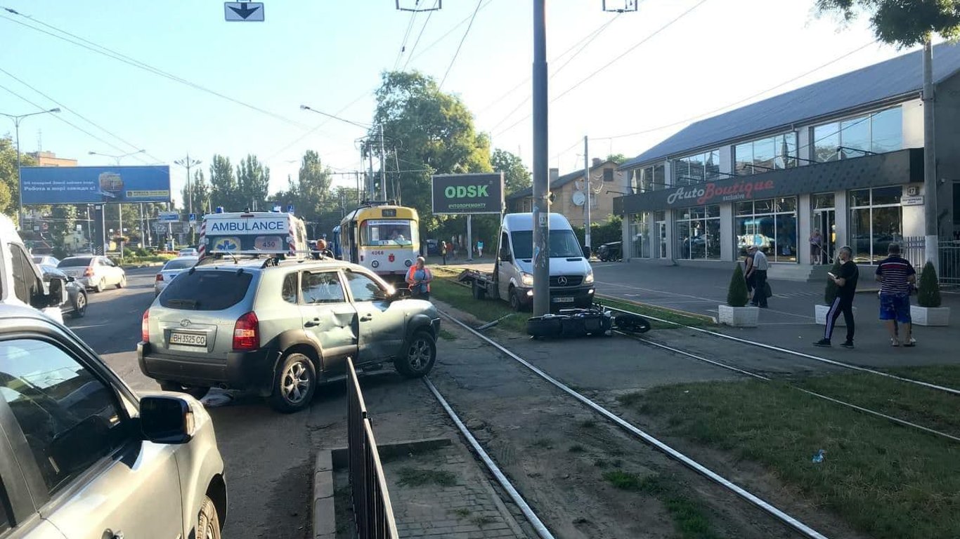 В Одессе водитель Hyundai сбил мотоцикл Harley Davidson