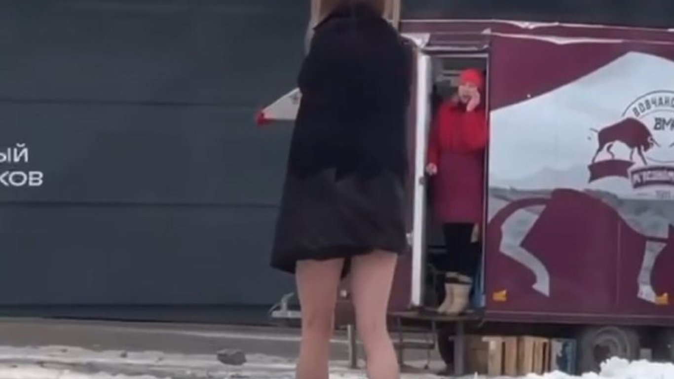 В Харькове девушка ходила по улице босиком-появились подробности о ее состоянии