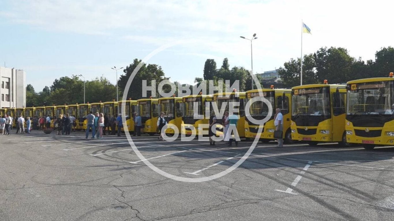 В Одессу привезли новые школьные автобусы для общин