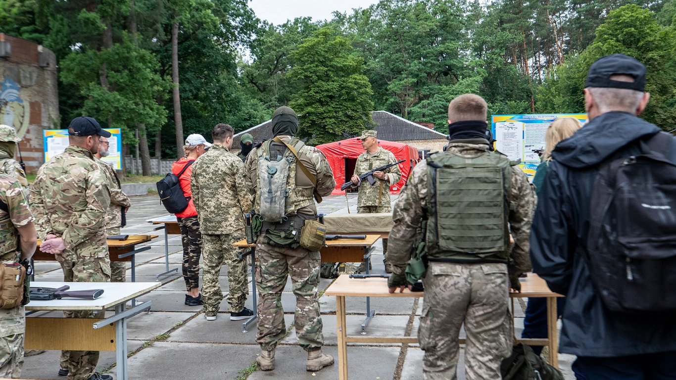 Военные учения - Киевлян начали учить стрелять и оборонять город