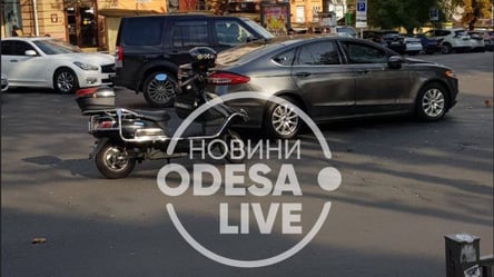 Обошлось без пострадавших: в центре Одессы Ford Fusion столкнулся с мопедом - 285x160