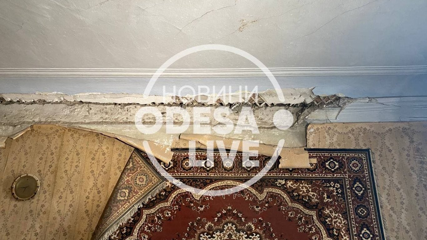 В Одесі на мешканців квартири обвалилася стеля - відео