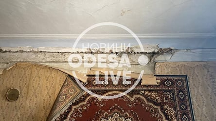 Дивом не постраждали: в Одесі на мешканців квартири обвалилася стеля. Відео - 285x160