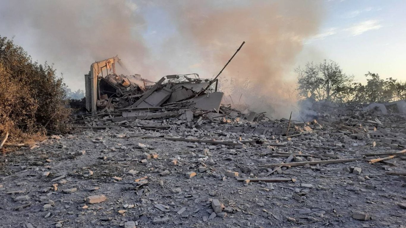 Армія рф вдарила снарядами і ракетами по містах Донеччини: спалено вокзал, є загиблі