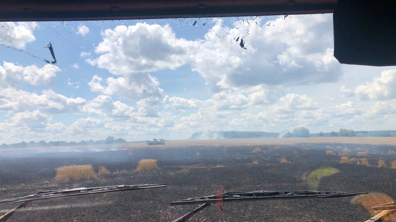 Ситуация в Харьковской области - россияне обстреляли пшеничные поля, горит 60 гектаров