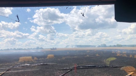 Росіяни обстріляли пшеничні поля на Харківщині: горить 60 гектарів - 285x160