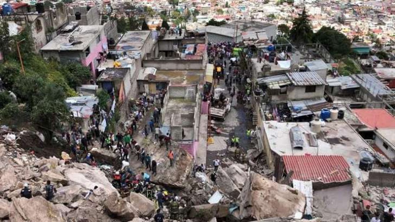 В Мексике на город обрушились скалы