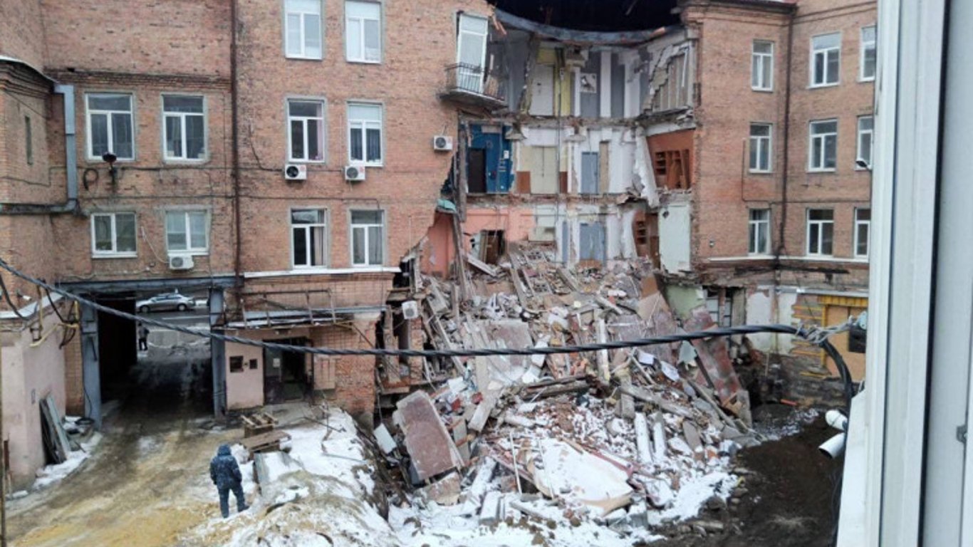 Четырехэтажное офисное здание обрушилось в Харькове