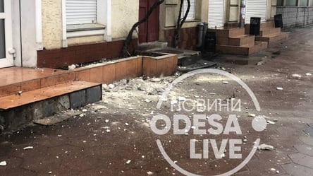 Хорошо, что не на голову: в Одессе рухнул карниз здания. Фото - 285x160