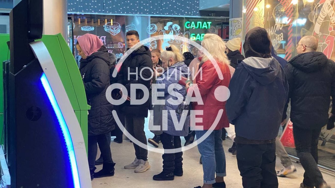 В Одессе образовались очереди в магазинах и пробки на дорогах