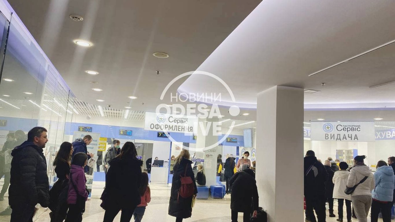 В одеських сервісних центрах утворилися черги за закордонними паспортами-фото-Відео