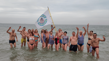 Одеські "моржі" відкрили традиційний купальний сезон. Фото, відео - 285x160