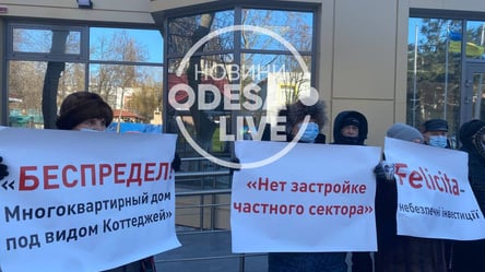 В Одесі під судом пікетують люди, вимагають зупинити забудову приватного сектору - 285x160