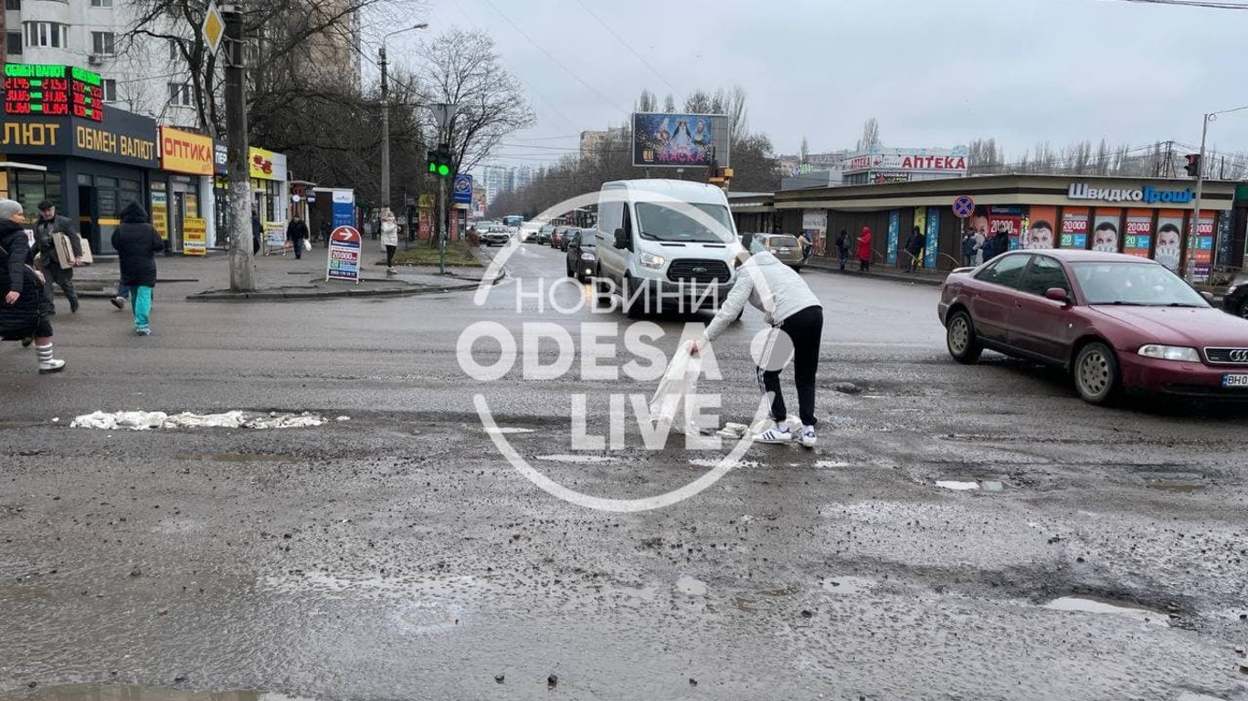 В Одессе мужчина самостоятельно залатал ямы на дороге