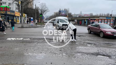 В Одессе мужчина самостоятельно "залатал" ямы на дороге. Видео - 285x160