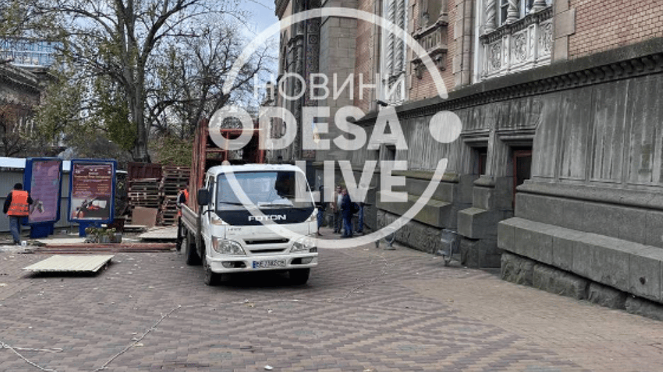 Одеську філармонію оточили парканами перед ремонтом - фото