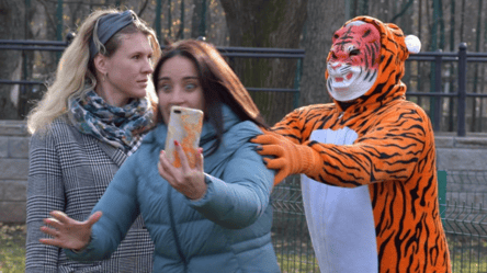 Директор стал тигром: Одесский зоопарк снимает традиционное видео к Новому году. Фото - 285x160
