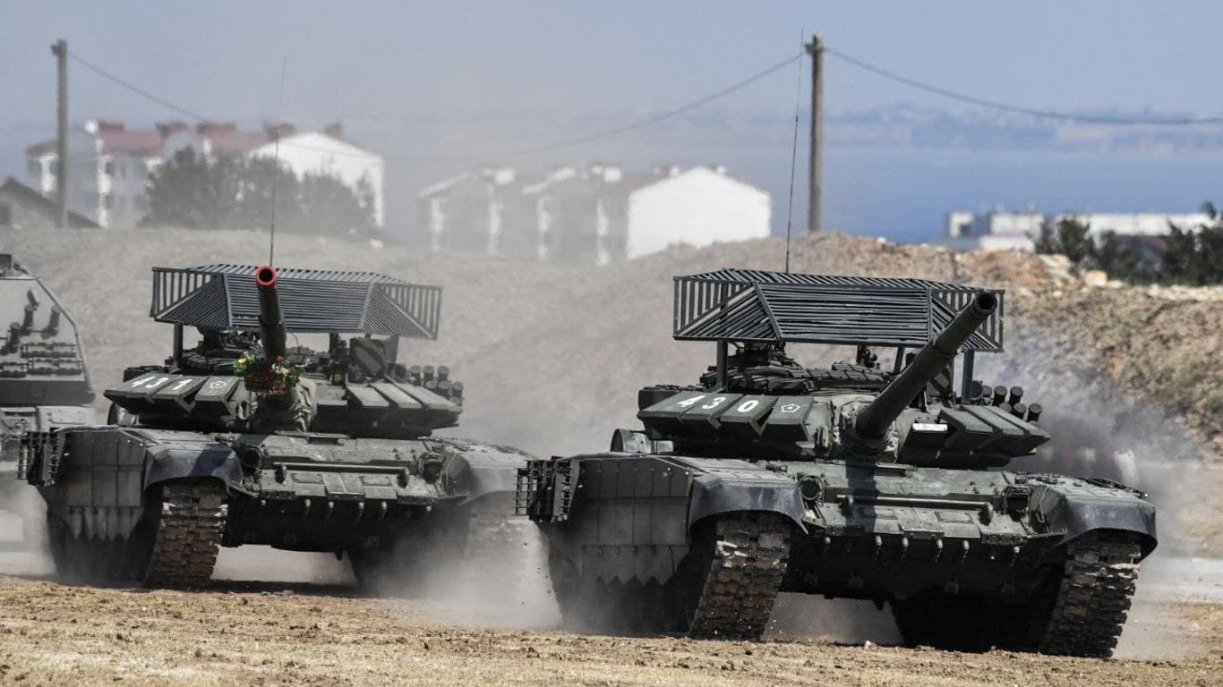 Россияне готовят танки в Крыму к наступлению – устанавливают защиту против Bayraktar