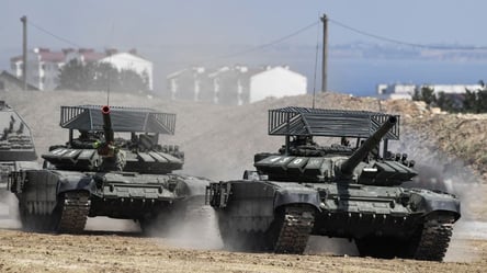 Окупаційні війська РФ у Криму встановлюють на танки захист проти українських Bayraktar: що відомо - 285x160