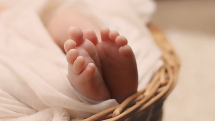 Лікарі розповіли деталі про немовля, яке залишили в Одесі у "Вікні життя". Відео - 285x160