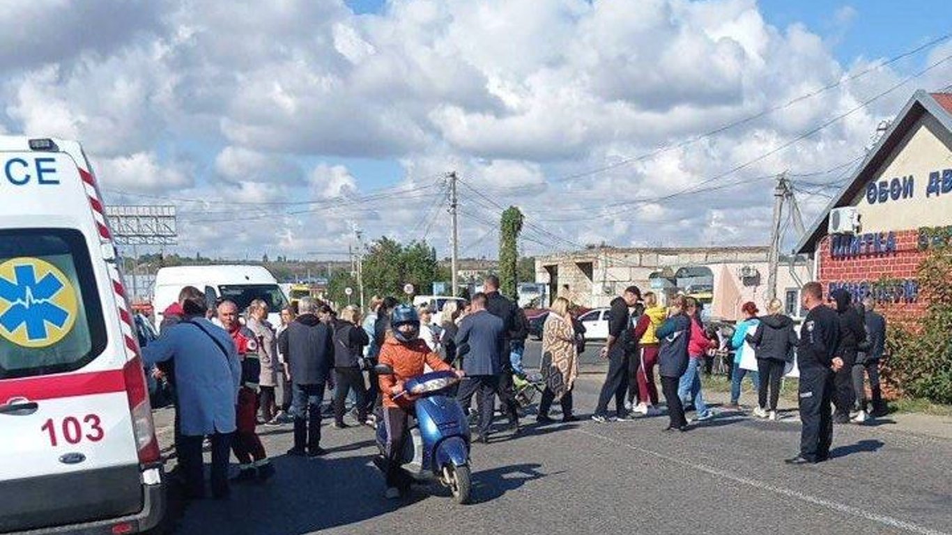 В Одеській області близько сотні осіб перекрили проїжджу частину на трасі