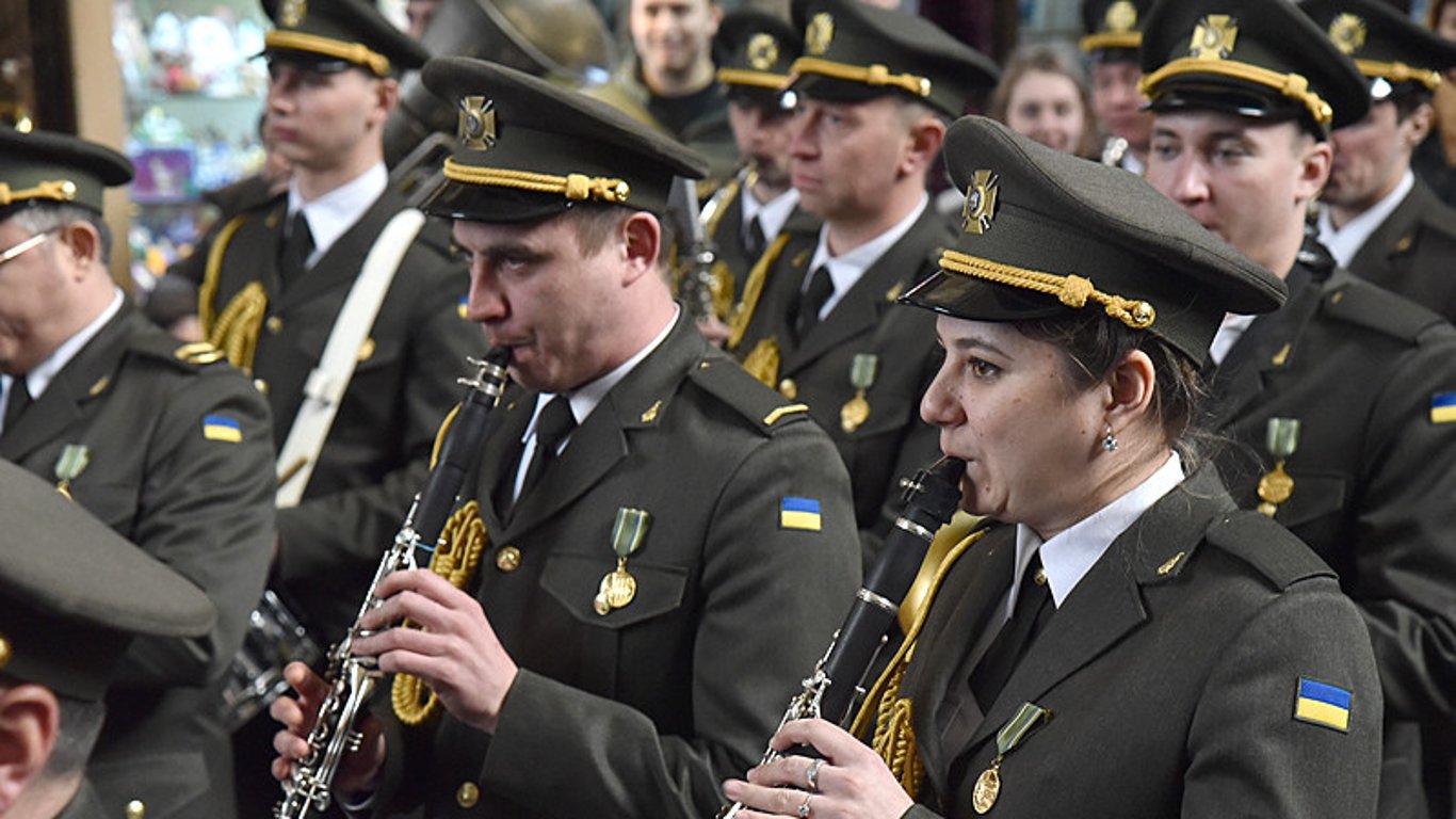 Военный оркестр спел "Ой у лузі червона калина" на фоне самого большого флага в Украине (видео)