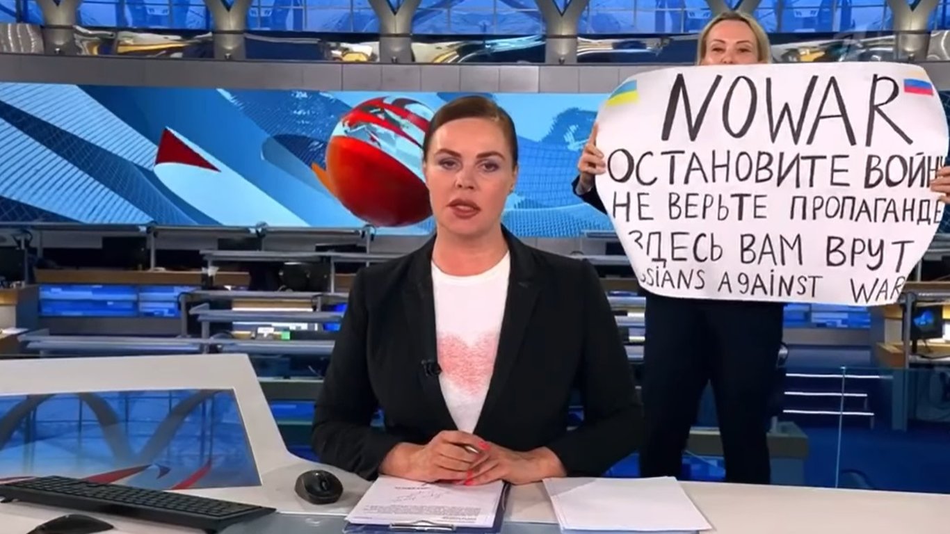Остановите войну – во время эфира на Первом канале выбежала женщина с антивоенным плакатом - видео