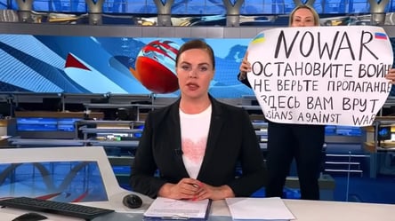 "Остановите войну. Здесь вам лгут": во время прямого эфира на "Первом канале" выбежала женщина с антивоенным плакатом. Видео - 285x160